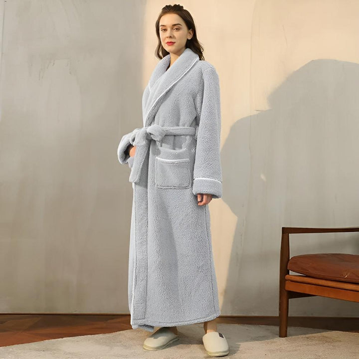 Accappatoio unisex in sherpa, super caldo e lungo. Morbido pile per il massimo relax e comfort domestico.