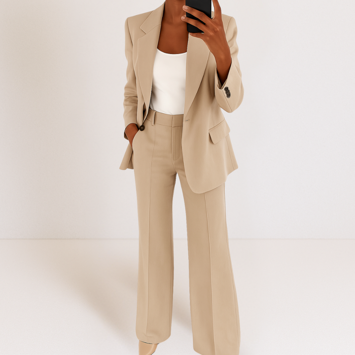 Completo donna versatile, blazer elegante e pantaloni a gamba larga. Perfetto per ufficio e eventi.