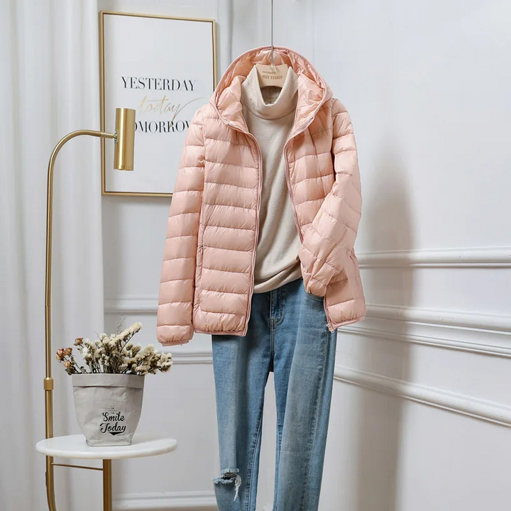 Giacca trapuntata donna leggera, elegante, con cappuccio. Perfetta per la moda autunno/inverno.