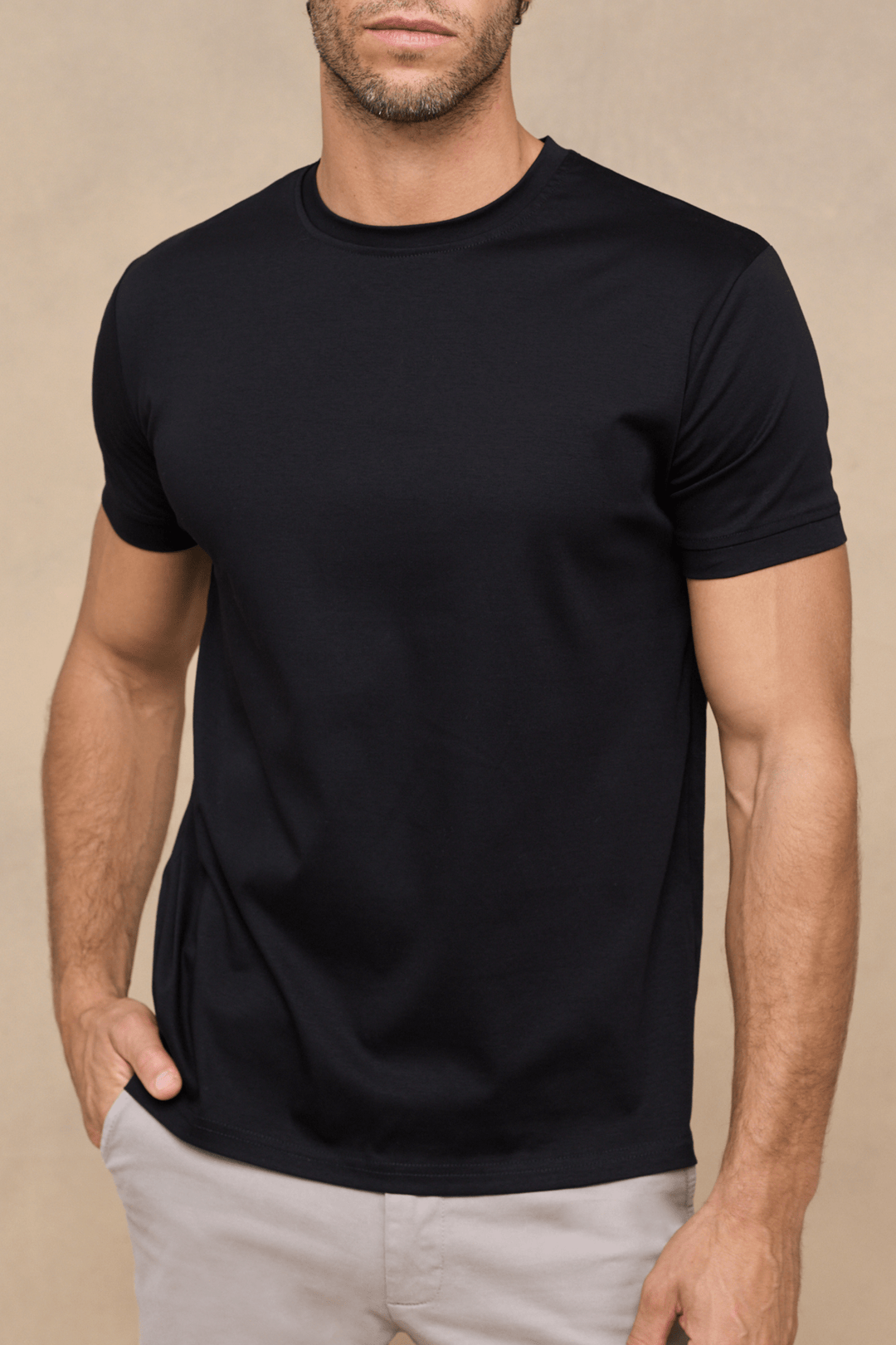 Maglietta nera uomo girocollo, tessuto morbido per comfort elevato. Perfetta per abbigliamento maschile casual e stile quotidiano.