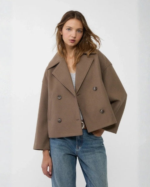 Capospalla donna corto doppiopetto minimal, in tessuto effetto lana, per un look chic autunnale.