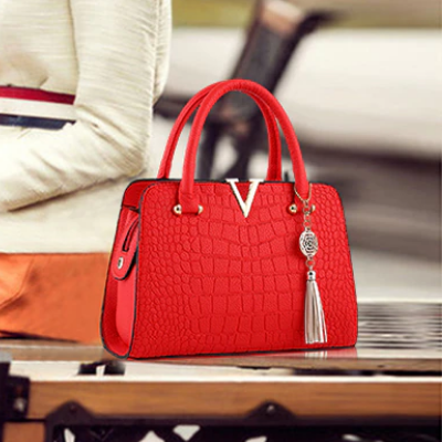 Borsa a mano donna, effetto coccodrillo, un must-have per ogni guardaroba chic.