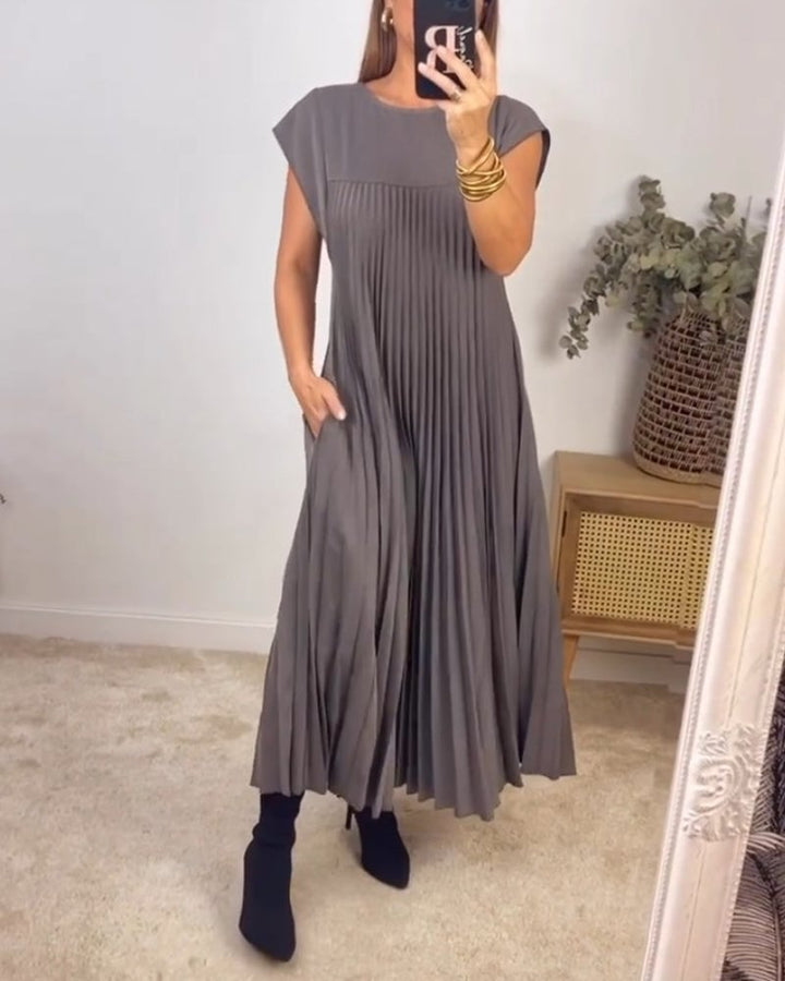 Vestito da donna plissettato, lungo e fluido, ideale per eventi eleganti o estivi.