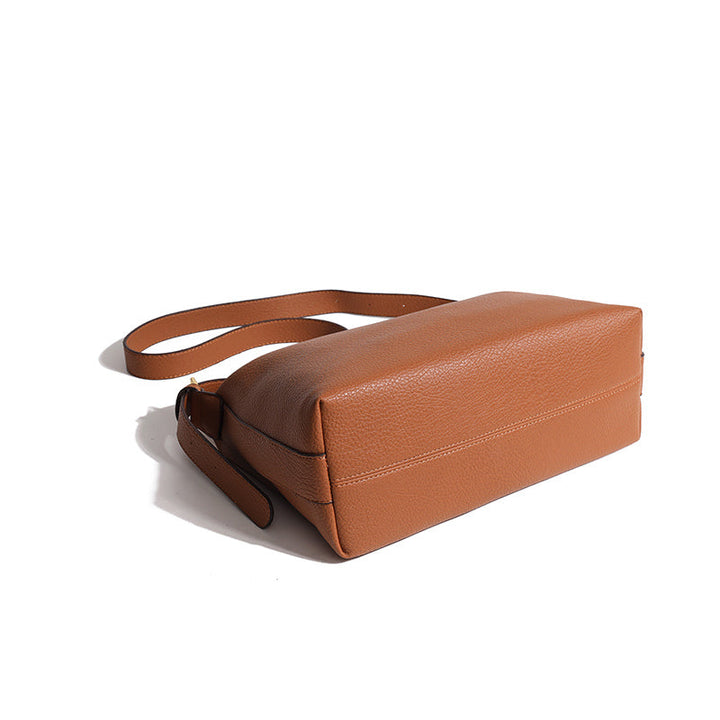 Borsa a tracolla marrone da donna con cinghia regolabile, ampia e capiente per il quotidiano.