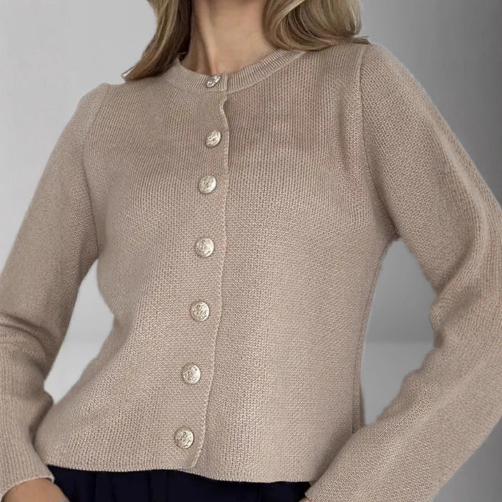 Cardigan donna nero a bottoni, stile minimal. Abbigliamento moda donna casual ed elegante.