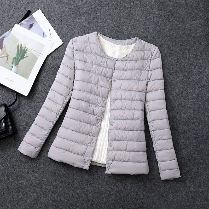 Giacca invernale da donna, isolante e comoda, con elegante scollo rotondo.
