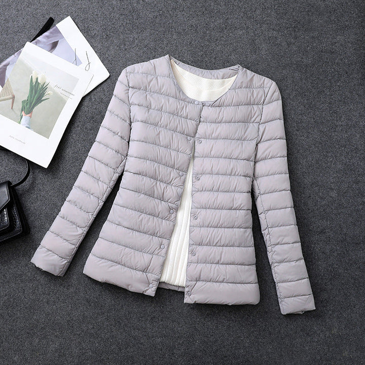 Giacca invernale da donna, isolante e comoda, con elegante scollo rotondo.