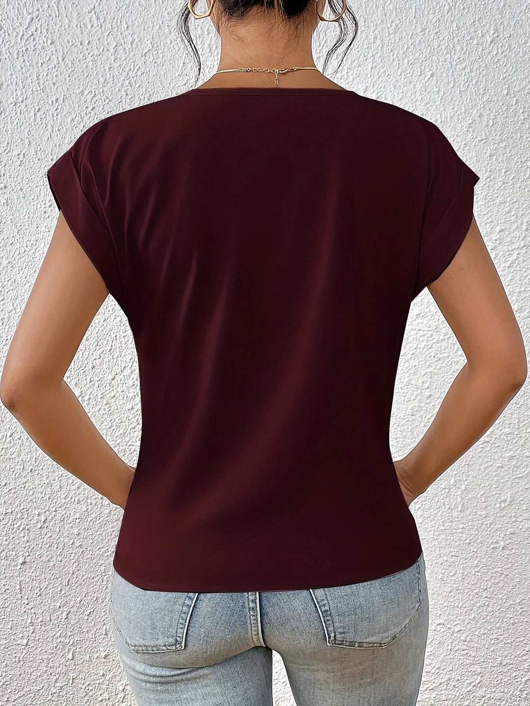 T-shirt donna, scollo a V, maniche corte. Maglietta femminile casual, ideale per comfort e stile quotidiano.