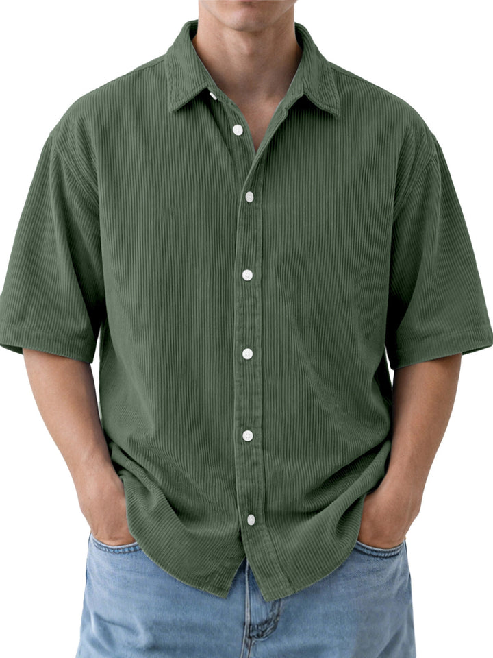 Eleganza casual: camicia uomo estiva a maniche corte, ampia con texture a coste. Perfetta per il comfort.
