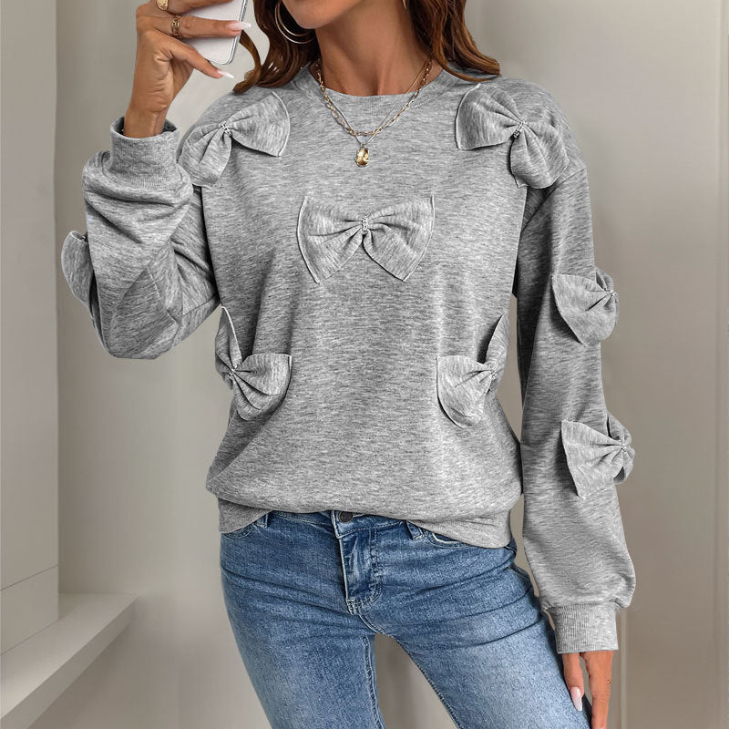 Abbigliamento femminile: maglione grigio casual con nodo, girocollo e maniche lunghe. Ideale per l'inverno.