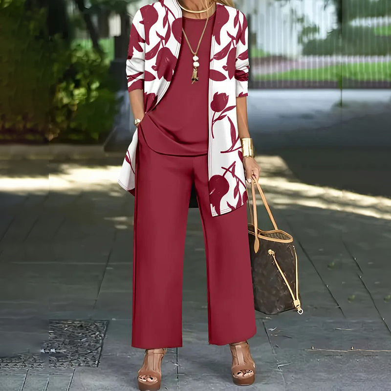 Completo donna tre pezzi versatile con giacca floreale. Unisce eleganza e comfort per ogni stagione.