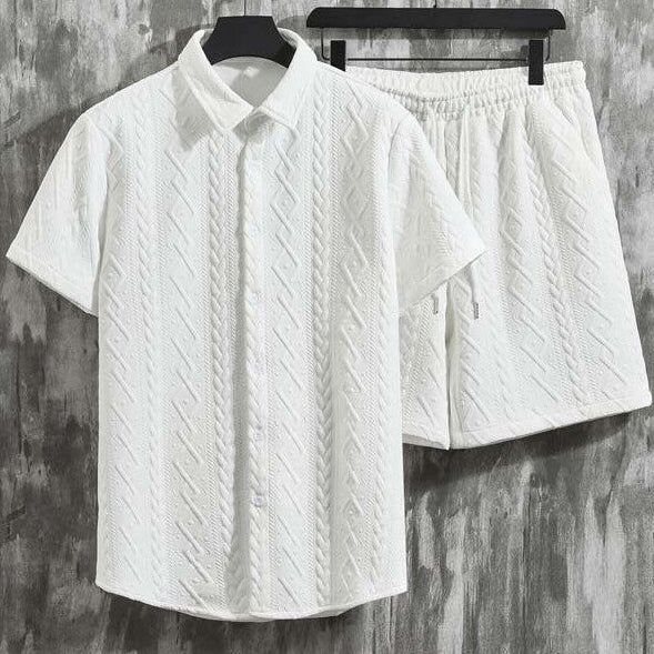 Completo uomo casual ideale per il tempo libero: maglietta e pantaloncini con distintivo motivo a rombo.