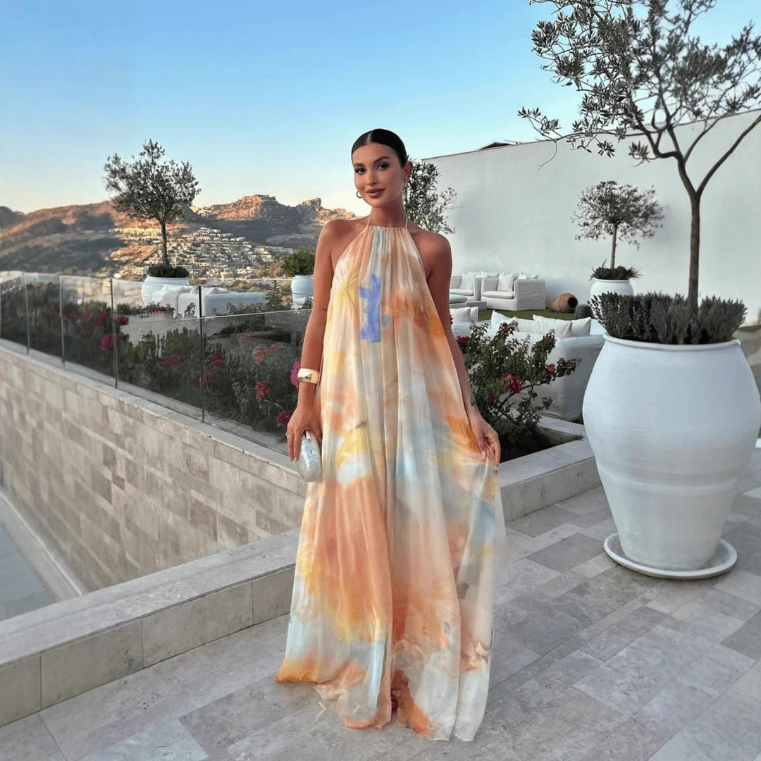 Abito maxi stampato da donna con collo halter e schiena scoperta, ideale per vacanze estive e look casual chic.