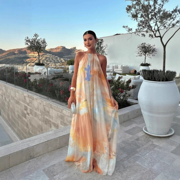 Abito maxi stampato da donna con collo halter e schiena scoperta, ideale per vacanze estive e look casual chic.