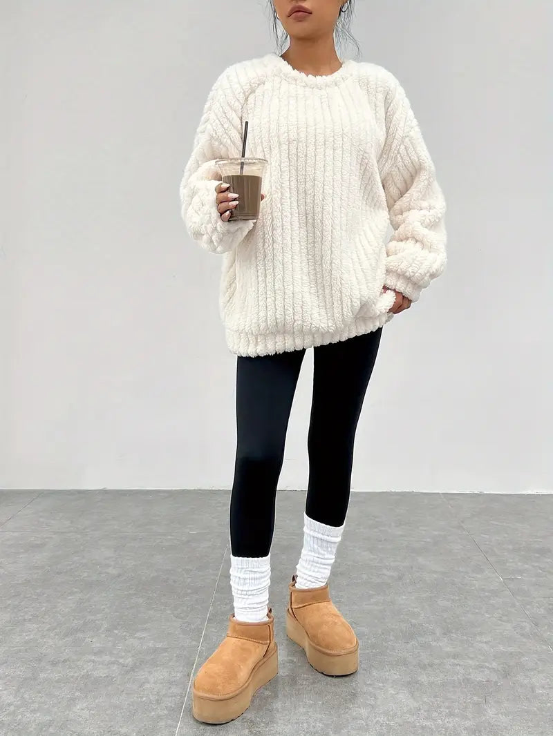 Maglione da donna oversize girocollo beige, morbido e casual per comfort autunnale. Moda donna versatile.