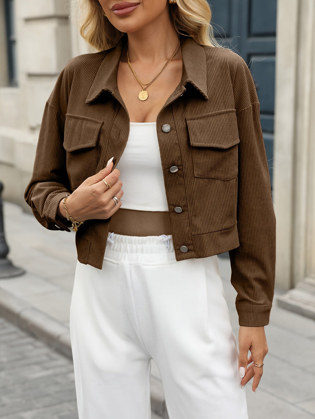 Moda donna: giacca corta chic per un look casual o elegante, perfetta per l'inverno.