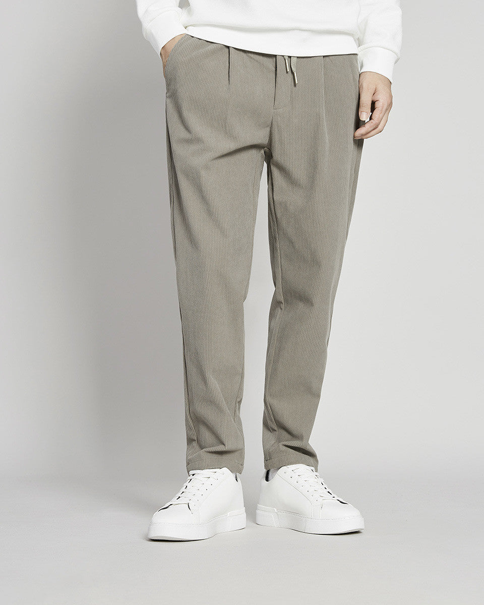 Uomo indossa pantaloni Capri casual primaverili. Comfort e stile rilassato per look streetwear moderno con vita media.