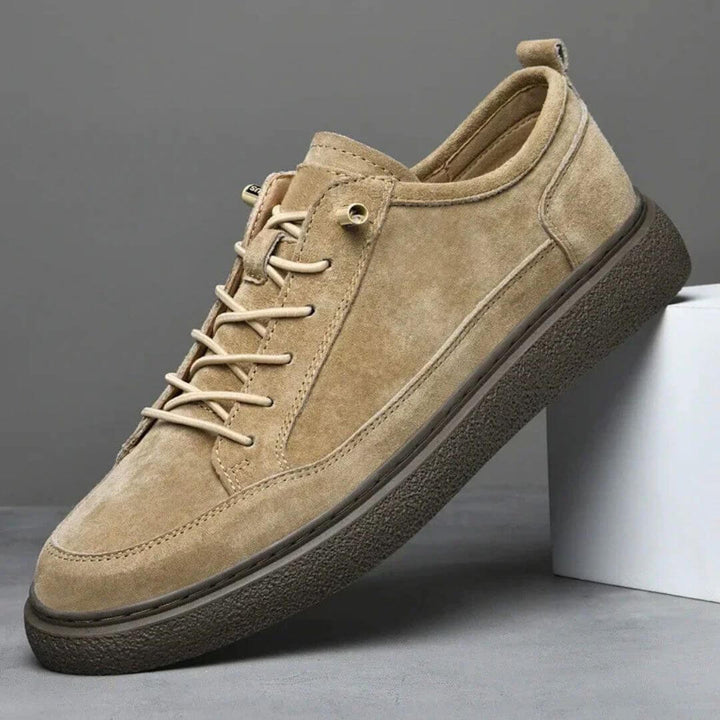Sneakers uomo di stile con lacci, look moderno ed elegante. Calzature versatili per ogni occasione casual.