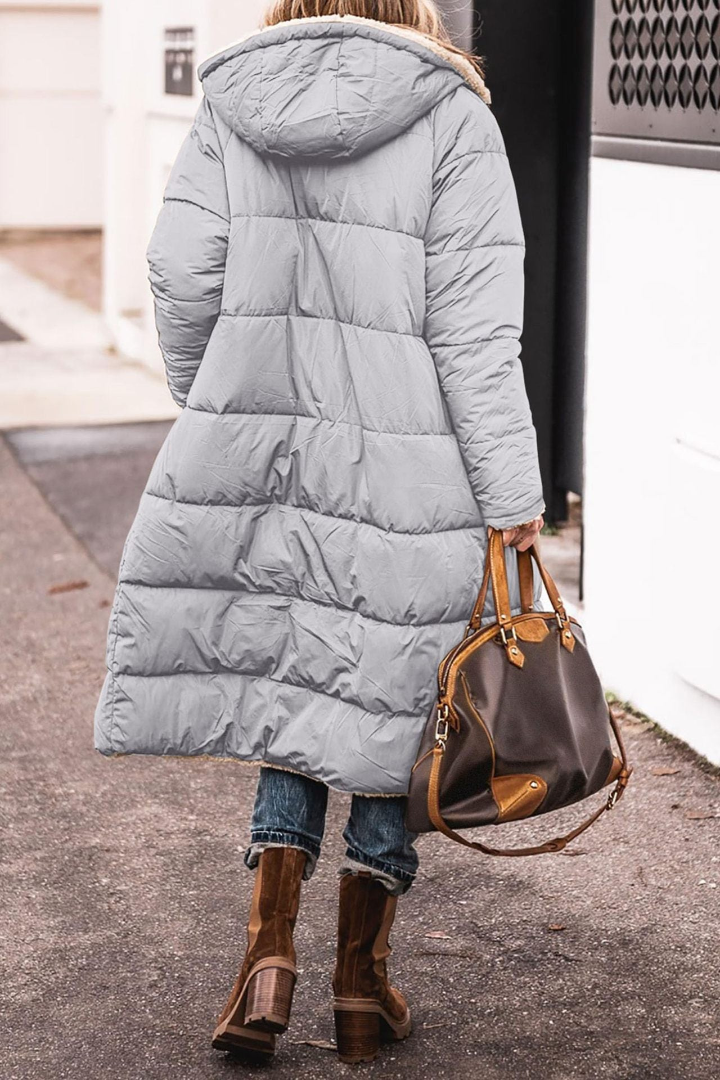 Cappotto lungo donna reversibile, silhouette elegante per l'inverno. Giacca outerwear calda e di tendenza.