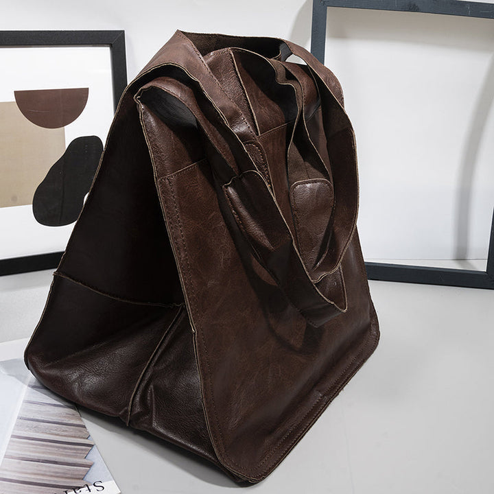 Borsa a tracolla vintage donna su modello, mostra la perfetta vestibilità e lo stile.