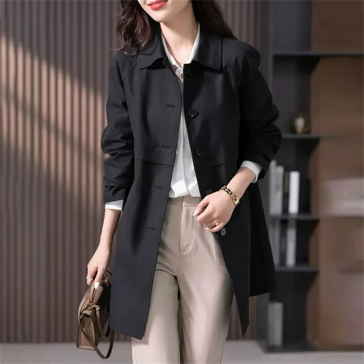 Moda donna: Trench impermeabile elegante-casual blu scuro. Un capospalla versatile per primavera e autunno.