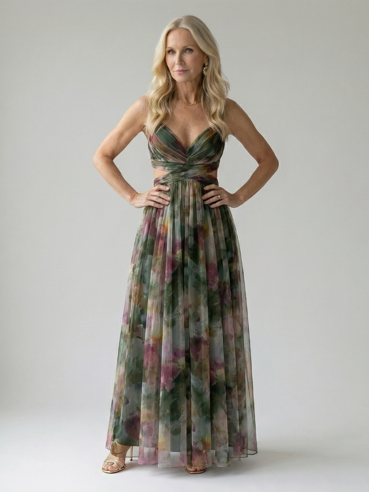 Maxi abito da donna, fluido con scollo incrociato. Ideale per un look estivo leggero e confortevole.