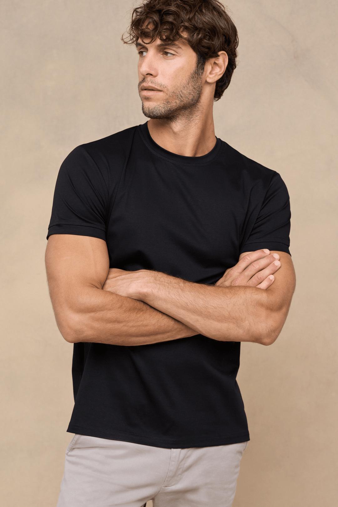 T-shirt nera uomo girocollo, capo versatile per un look casual e moderno. Perfetta per lo stile quotidiano e abbigliamento maschile.