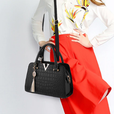 Styling: borsa a mano donna effetto coccodrillo abbinata a un outfit elegante.