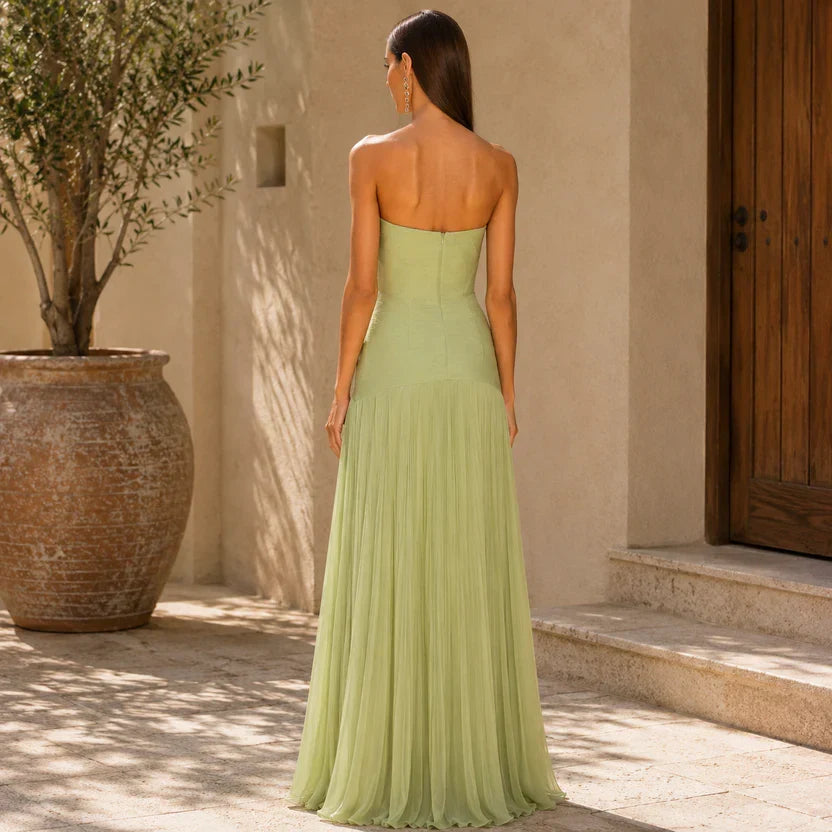 Elegante abito da sera lungo a fascia, drappeggiato per una silhouette femminile.