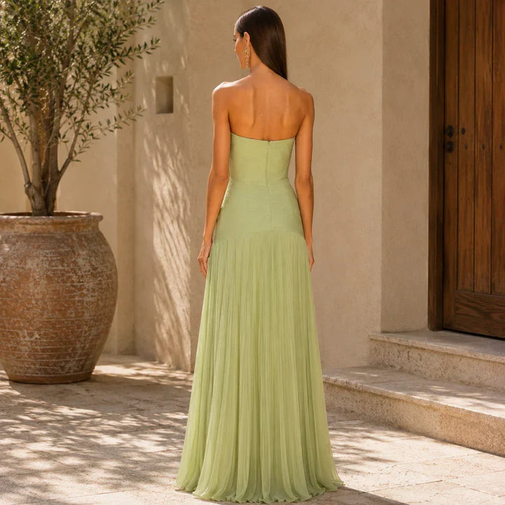 Elegante abito da sera lungo a fascia, drappeggiato per una silhouette femminile.