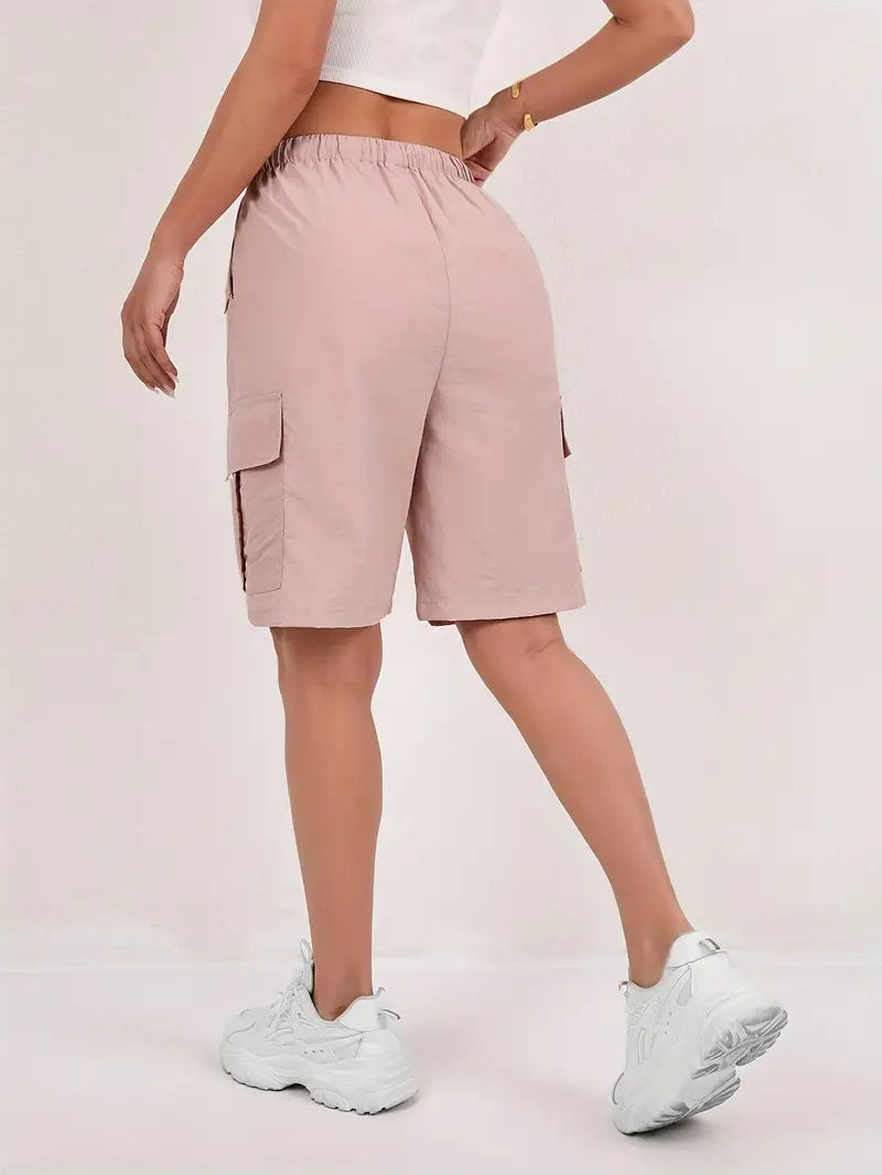 Short cargo donna estivo con pratiche tasche multiple e vita elasticizzata per la massima comodità.
