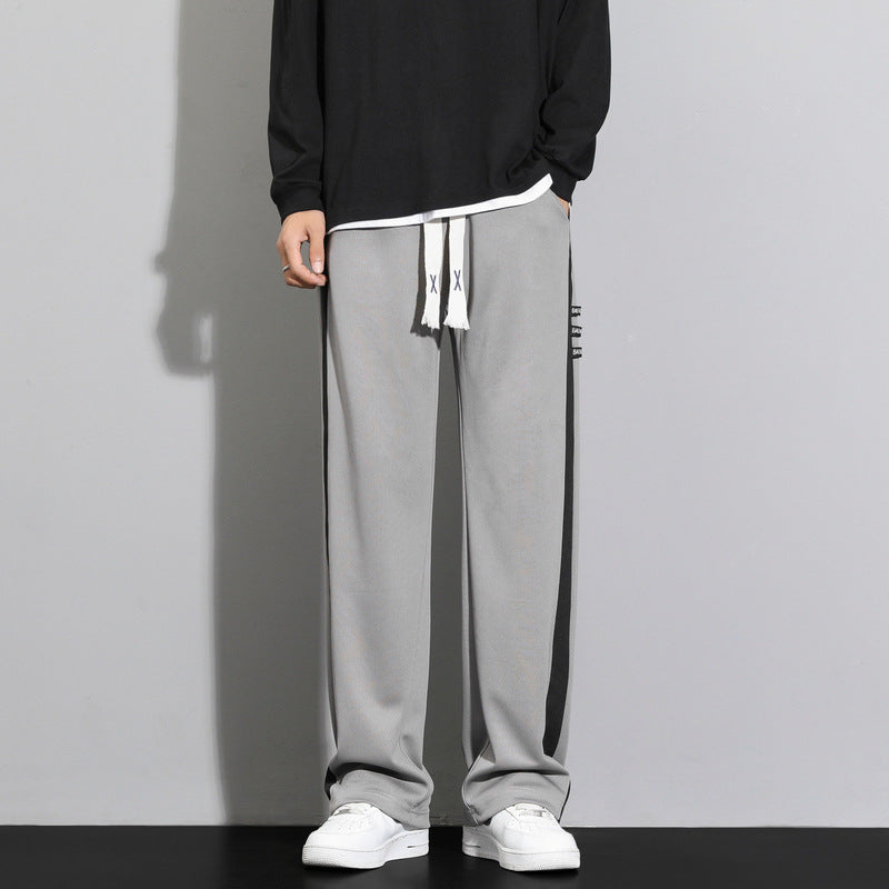 Pantaloni uomo a righe verticali, taglio dritto, ideali per look casual eleganti e abbigliamento moderno maschile.