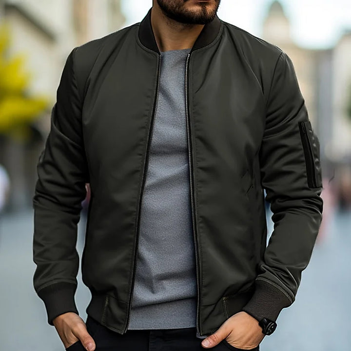 Bomber uomo casual con zip, capo versatile per un look moderno e confortevole.