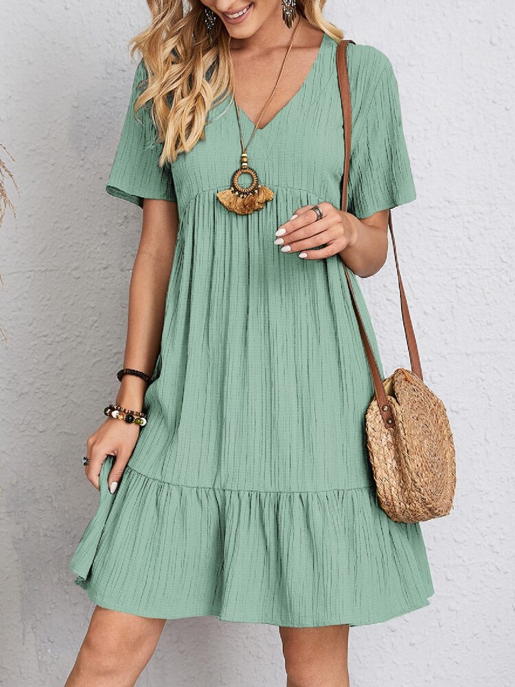 Abito elegante donna, vestito midi con dettagli stratificati. Moda primaverile estiva, look raffinato.