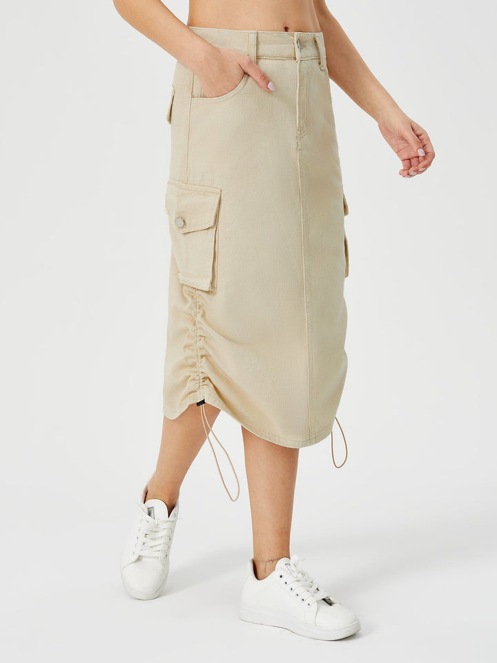 Gonna midi cargo donna con vita alta che valorizza la figura. Spacco e tasche, stile casual per lei.