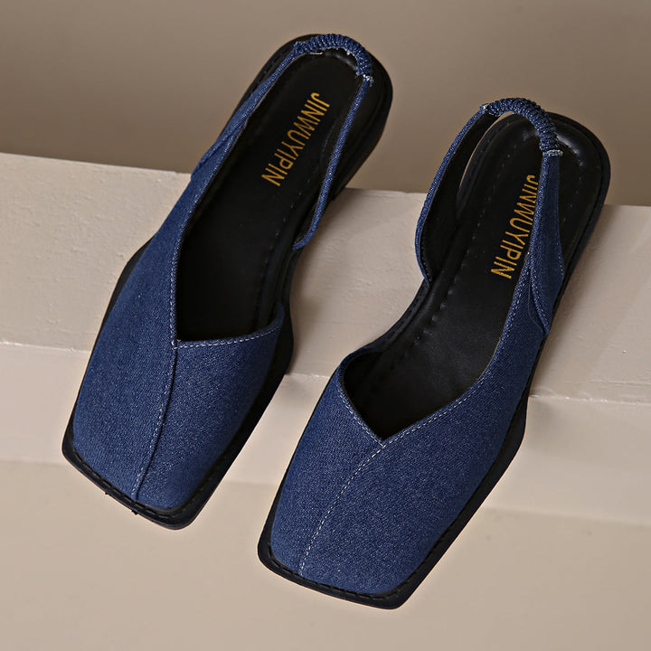 Eleganti sandali donna estivi con punta squadrata e suola piatta. Design chiuso per un comfort casual alla moda.