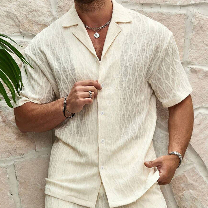Pantaloncini da uomo beige in lino, parte di un completo estivo casual, perfetti per la spiaggia e outfit casual.