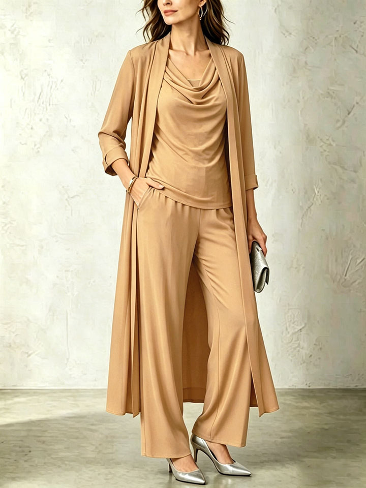 Modella con set donna 3 pezzi: cardigan, top e pantaloni coordinati. Outfit casual comodo e chic.