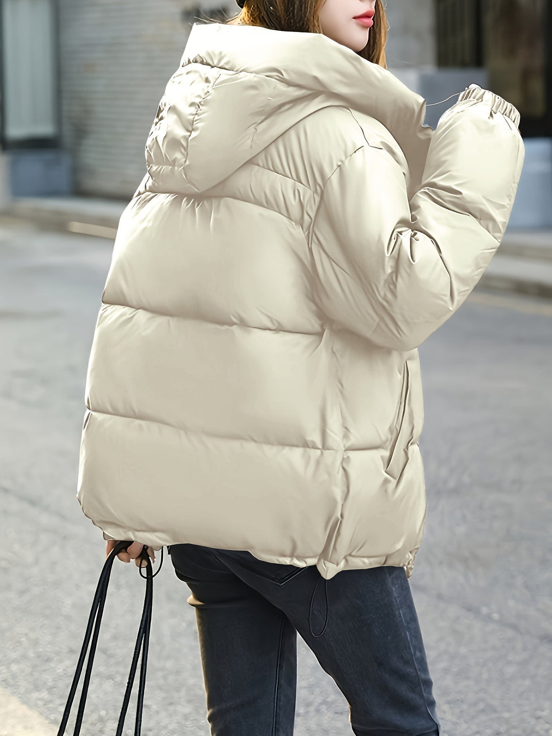 Giacca trapuntata leggera con cappuccio da donna, design moderno e vestibilità confortevole per l'inverno.