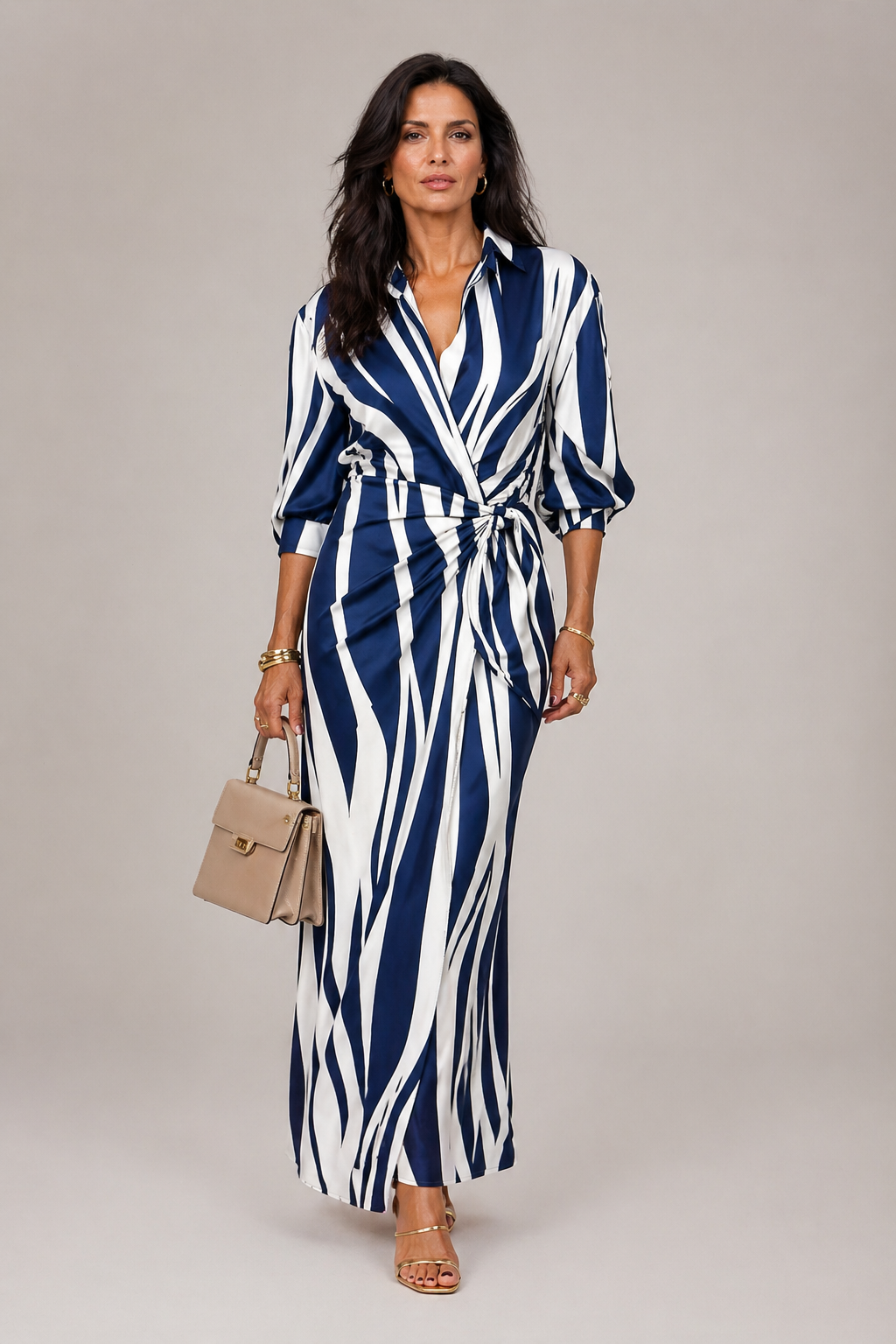 Abito lungo donna estivo fluido con scollo a V, perfetto per un look elegante e casual da vacanza.