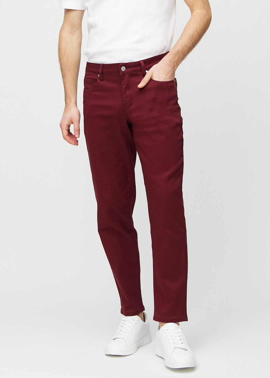 Jeans uomo regular fit elasticizzati con tasche profonde, vestibilità comoda, perfetti per look casual.