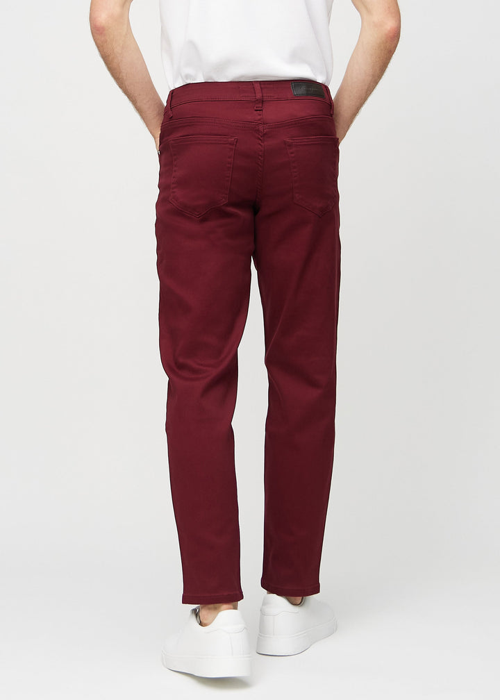 Dettaglio tasche profonde su jeans uomo regular fit elasticizzati. Tessuto stretch per massimo comfort, look casual maschile.