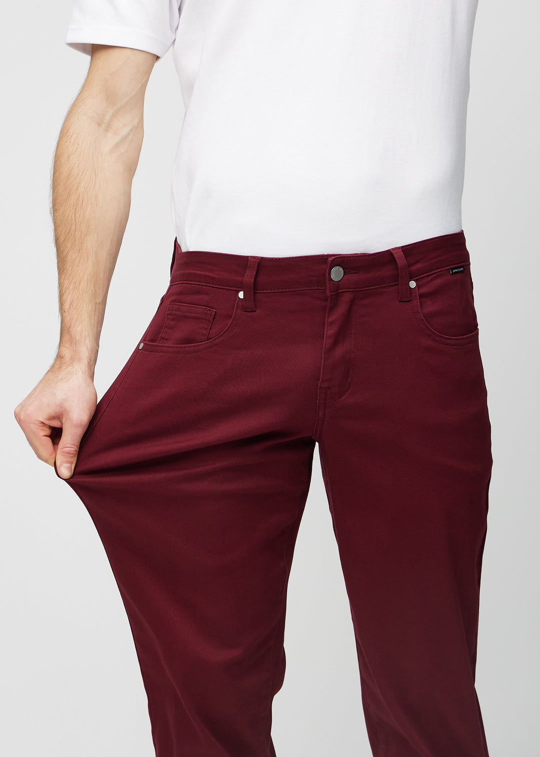 Pantaloni jeans uomo regular fit, dal taglio dritto e vestibilità comoda. Jeans elasticizzati per un abbigliamento maschile versatile.