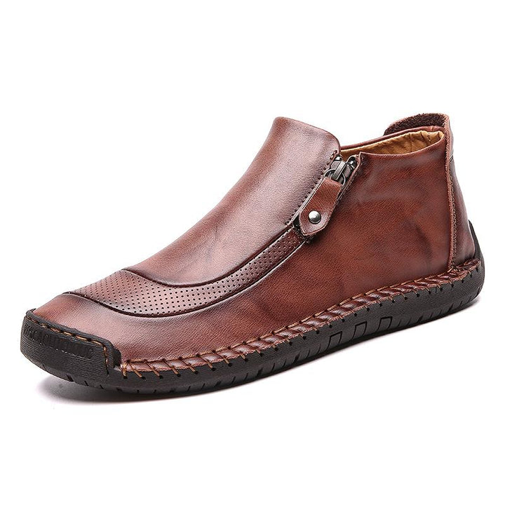 Primo piano: stivali uomo casual punta tonda, dettagli suola gomma e tacco basso. Robustezza e comfort.