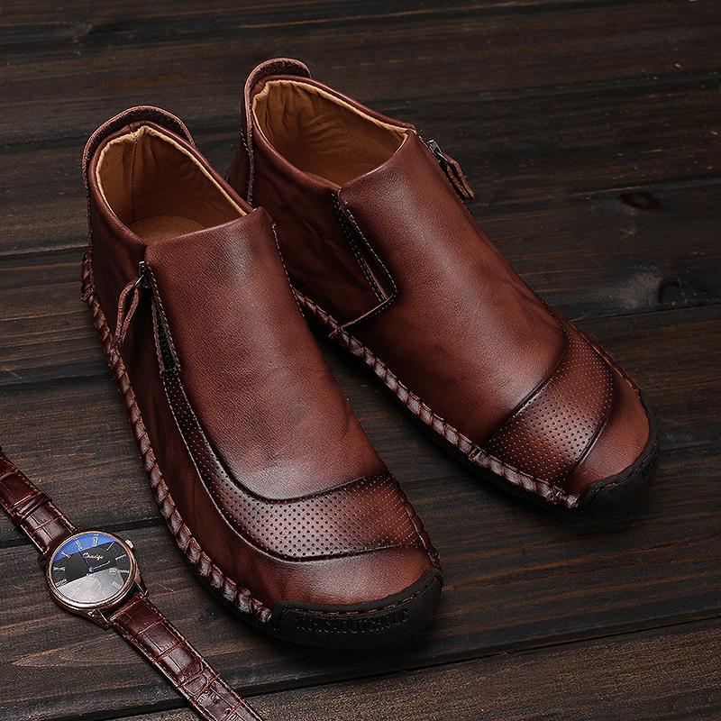Coppia di stivali uomo punta tonda, robusti e confortevoli. Perfetti per l'inverno e attività outdoor.