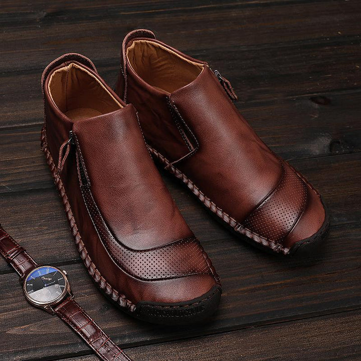 Coppia di stivali uomo punta tonda, robusti e confortevoli. Perfetti per l'inverno e attività outdoor.