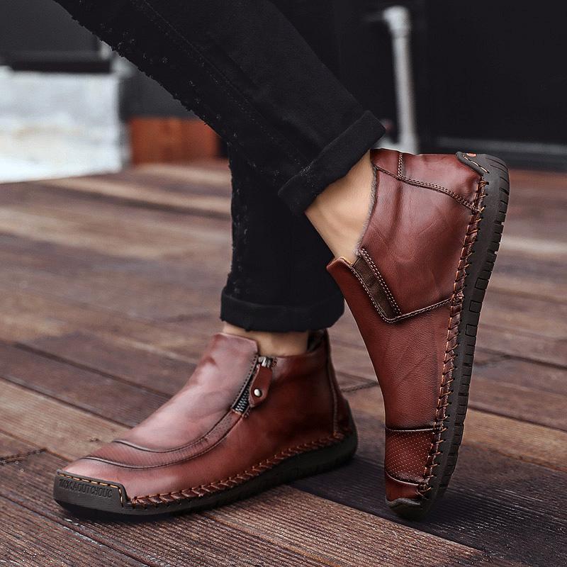 Dettaglio suola in gomma antiscivolo di stivali uomo robusti punta tonda, comfort e sicurezza in inverno.