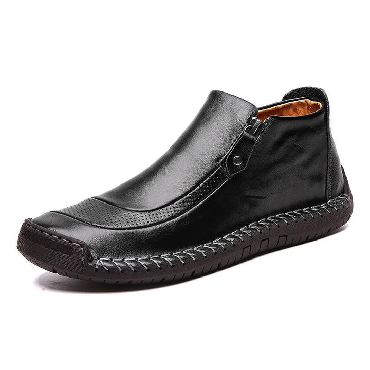 Stivali uomo outdoor robusti punta tonda, perfetti per passeggiate invernali. Comfort e grip assicurati.