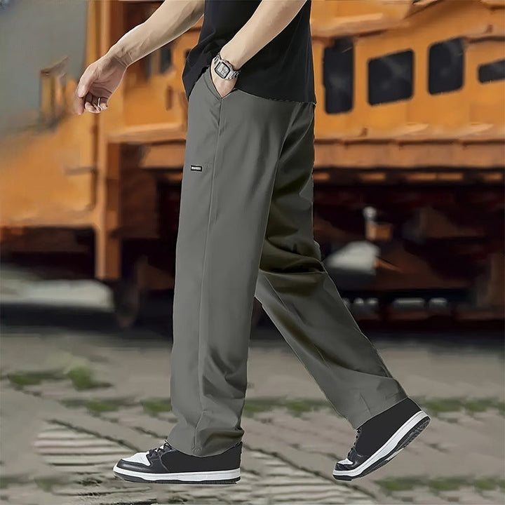 Pantaloni da uomo cargo dritti e ampi. Comfort e stile casual per l'uso quotidiano.