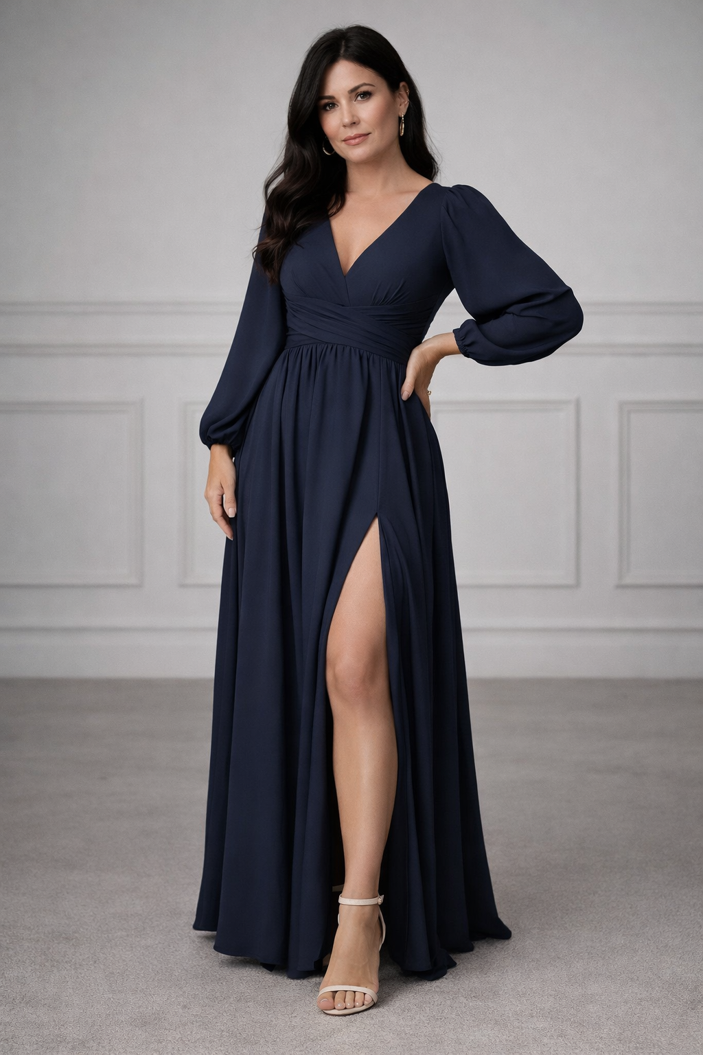 Abito da sera raffinato per donna, design sofisticato che esalta la femminilità. Ideale per eventi eleganti.